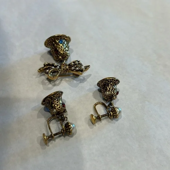 Vintage 1950s dangle bell screw on earrings and matching pin gold / jewel - Picture 11 of 12